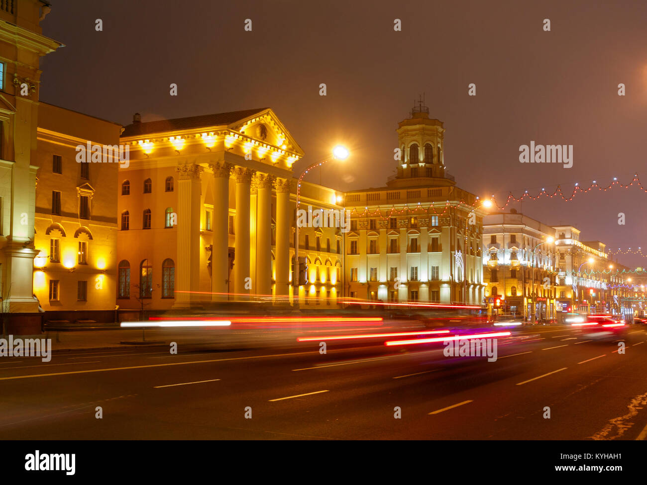 Beleuchtete Sitz des Ausschusses der Republik Belarus, der Weißrussischen KGB. Minsk, Weißrussland. Stockfoto