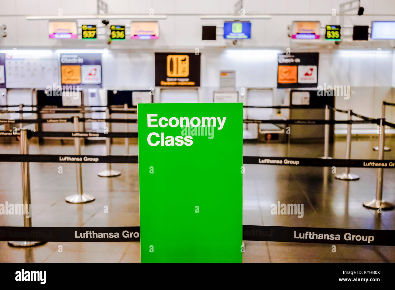 Lufthansa Economy Class im Bereich im Terminal 2 am Flughafen Madrid