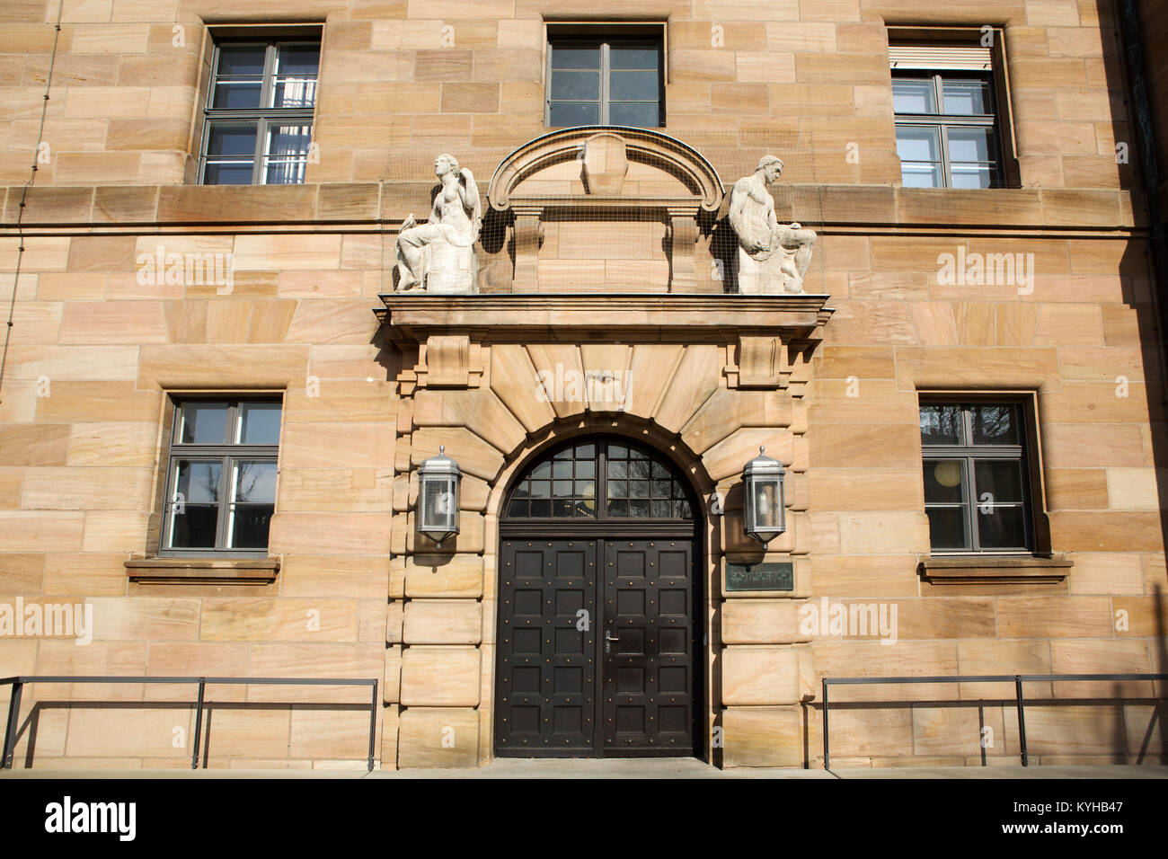 Eingang zum Gericht, wo die Nürnberger Prozesse in Nürnberg, Deutschland statt. Das Gericht hielt die Nachkriegszeit Versuche der Nazis, die für Kriegsverbrechen Stockfoto