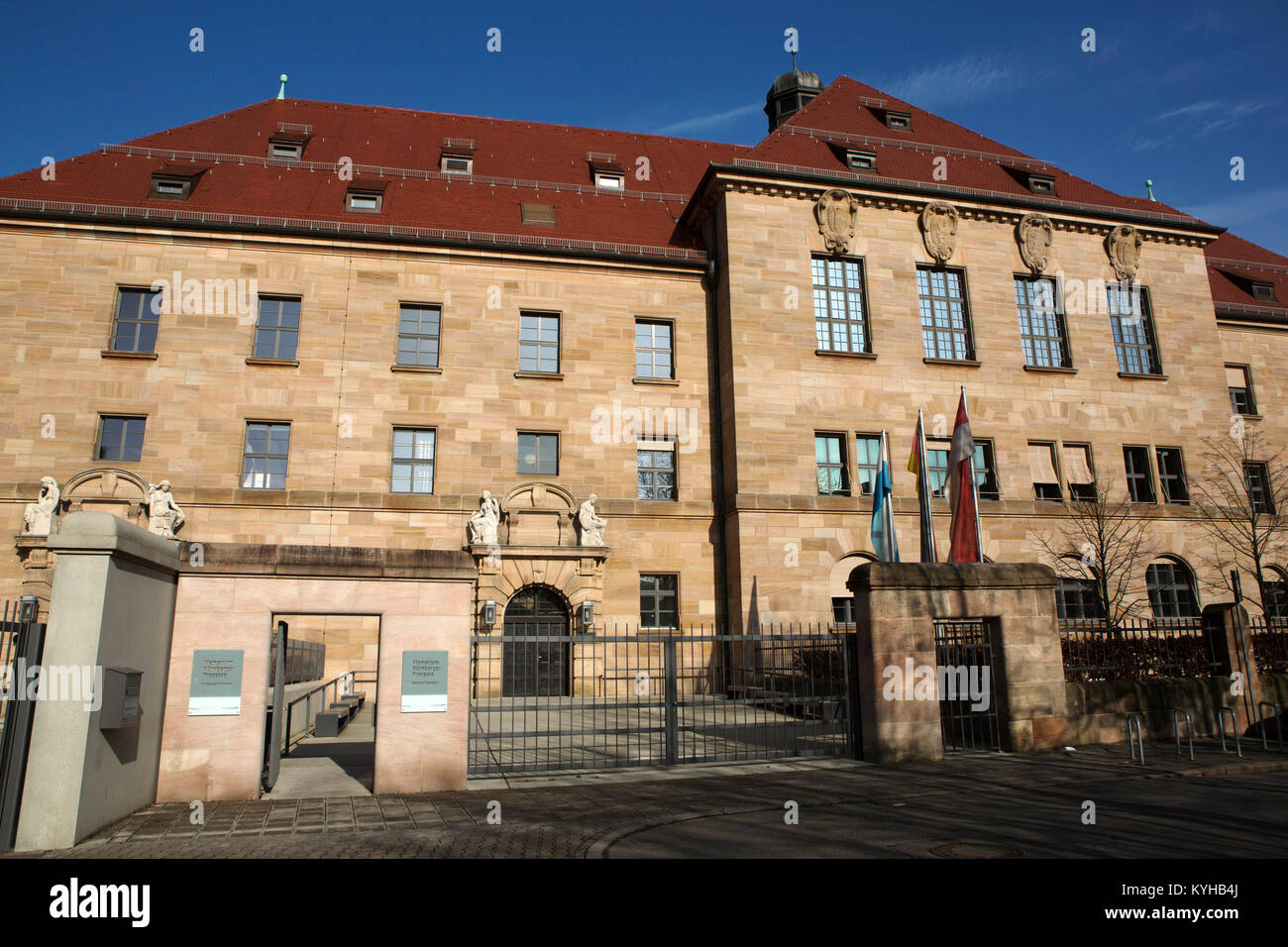 Eingang zum Gericht, wo die Nürnberger Prozesse in Nürnberg, Deutschland statt. Das Gericht hielt die Nachkriegszeit Versuche der Nazis, die für Kriegsverbrechen Stockfoto