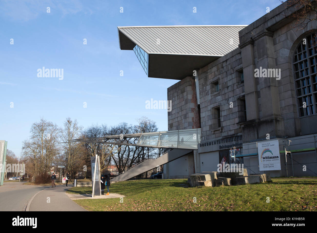 Das Dokumentationszentrum am Reichsparteitagsgelände in Nürnberg, Deutschland. Das Gebäude befindet sich in der Kongresshalle, die ursprünglich entwickelt wurde. Stockfoto