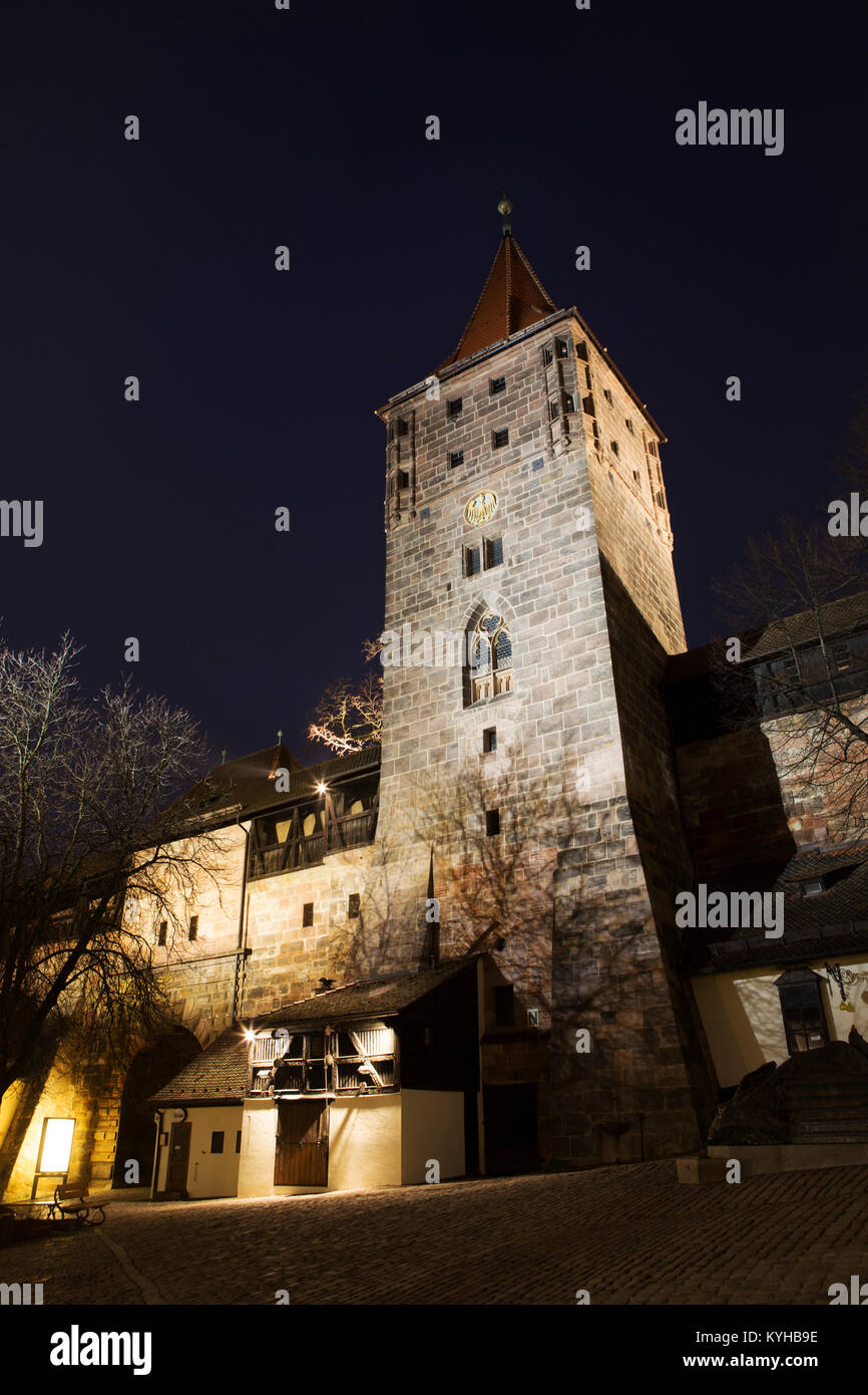Die Stadt Tor und mittelalterlichen Wehrturm des Tiergärtnertor in Nuermberg, Deutschland. Die Stadt hat viel von Einreden aus dem middl Stockfoto