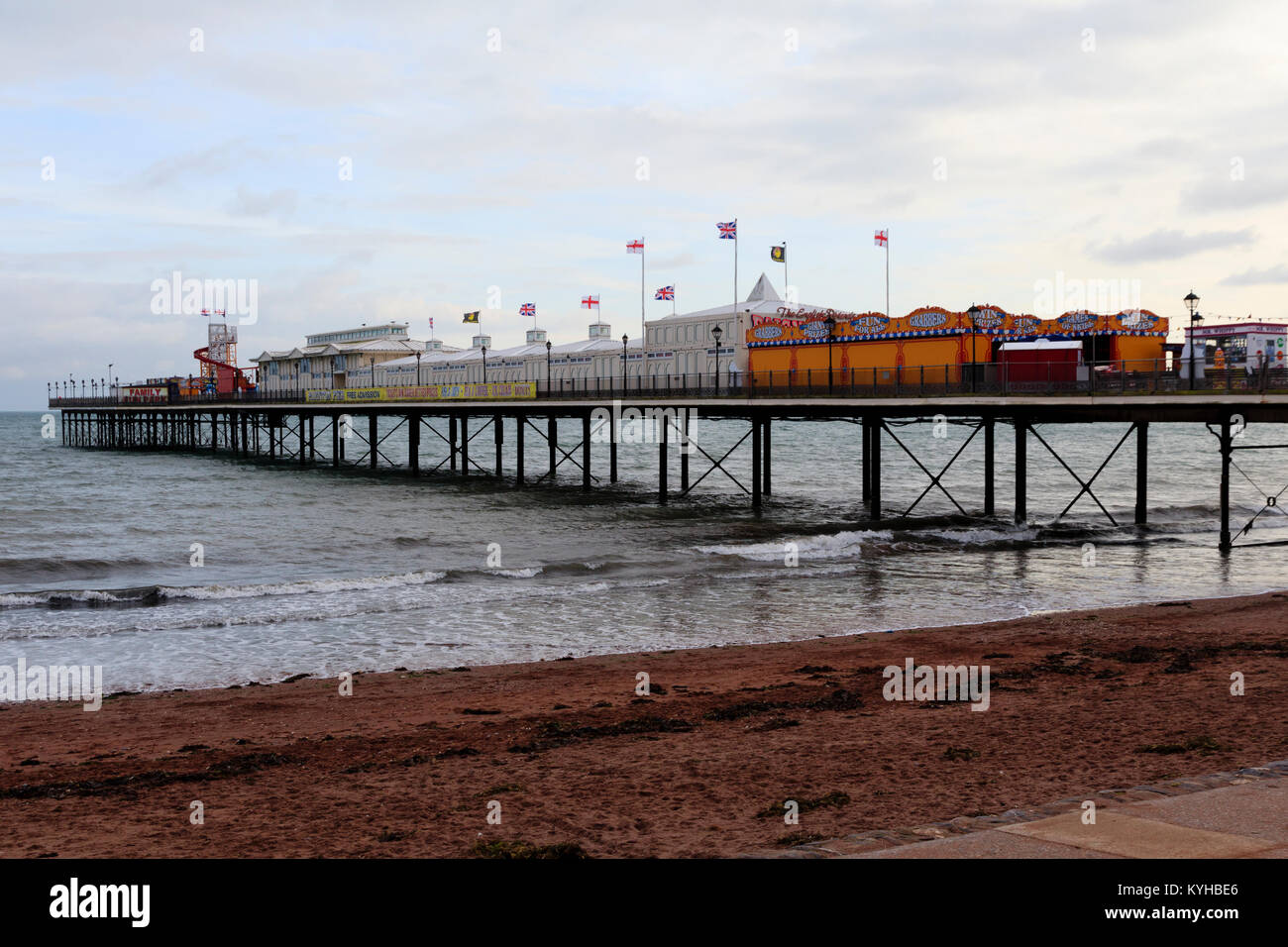 Vergnügungen und Arkaden Abdeckung die Länge der viktorianischen Pier in Paignton, South Devon, Großbritannien Stockfoto