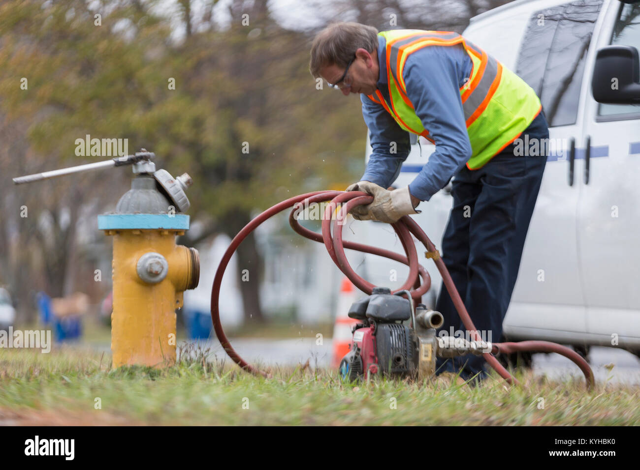 Wasser Abteilung Techniker wickeln Schlauch zum Durchspülen der Hydranten verwendet Stockfoto