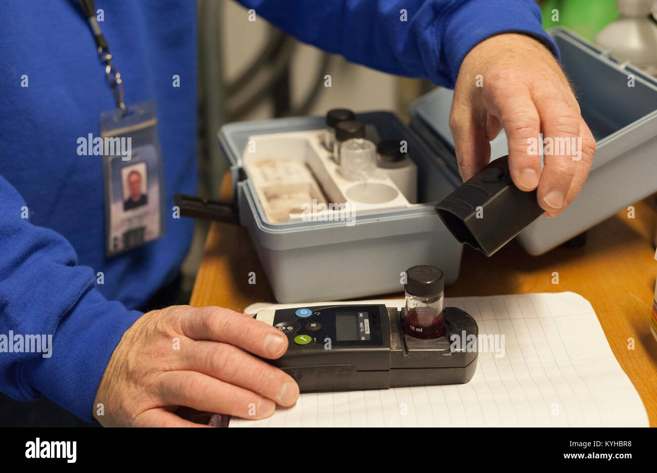 Wasseraufbereitung Ingenieur mit Hand Instrument auf Probe Stockfoto