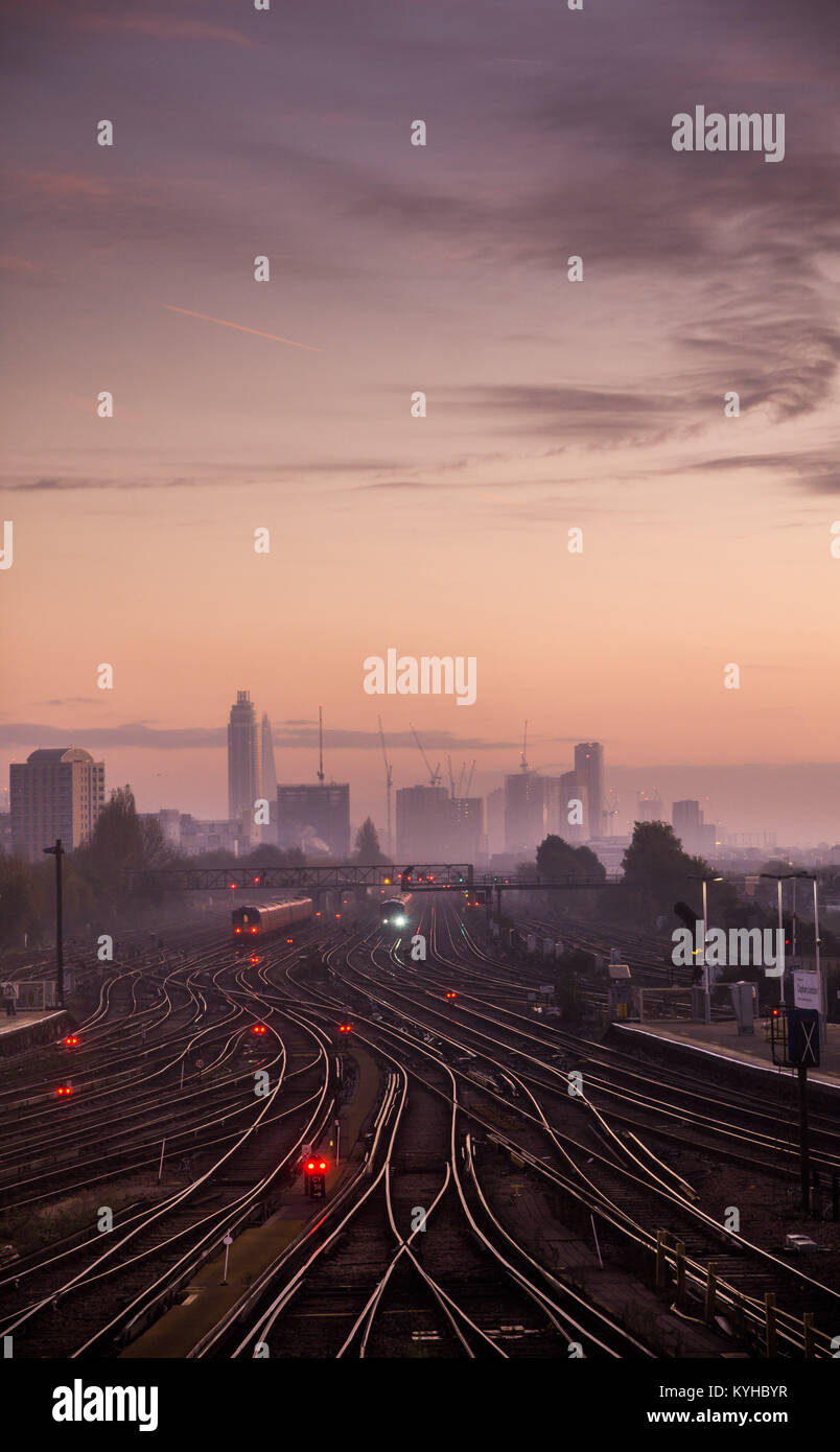 Züge in Clapham Junction, einem der verkehrsreichsten Bahnhöfe der Welt, überschrift in London für den Morgen pendeln. Stockfoto