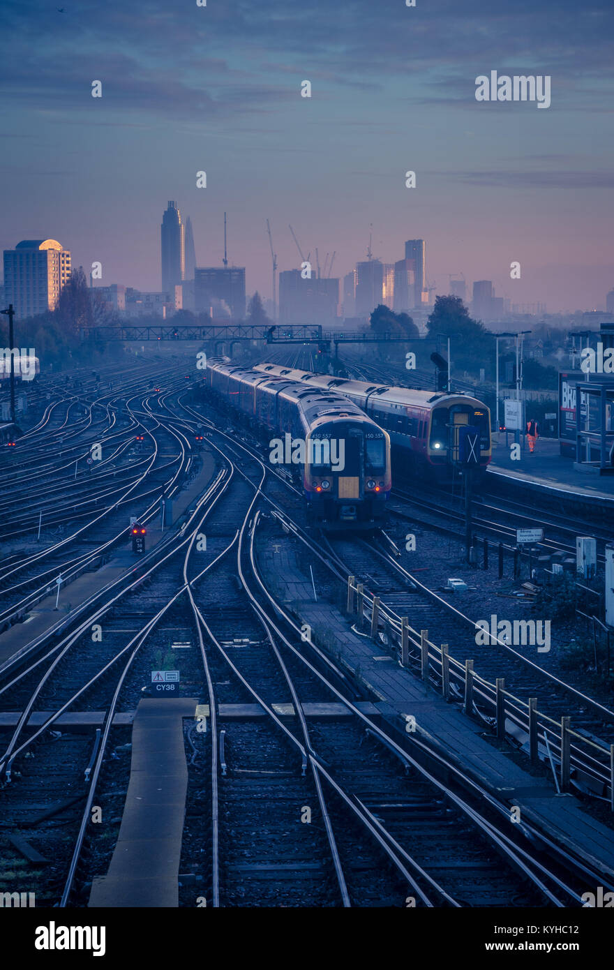 Züge in Clapham Junction, einem der verkehrsreichsten Bahnhöfe der Welt, überschrift in London für den Morgen pendeln. Stockfoto