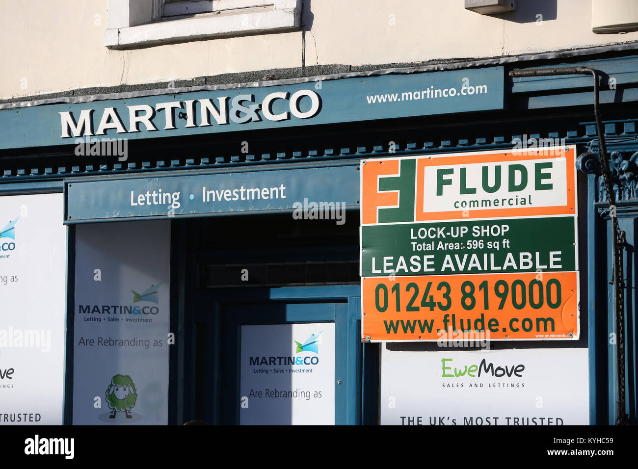 Eine geschlossene Immobilien shop in Chichester, West Sussex, UK. Stockfoto