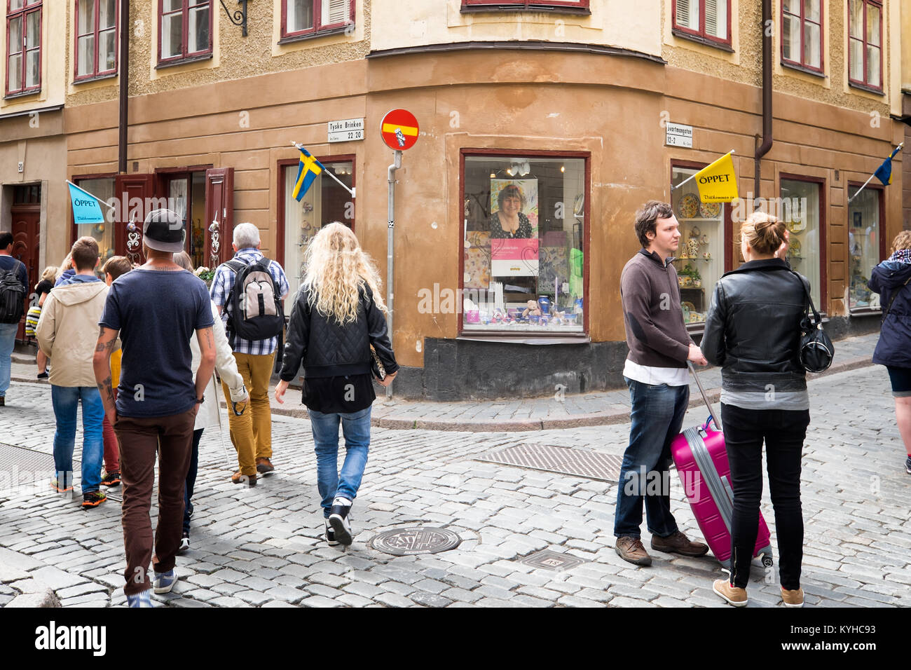 Stockholm Schweden Menschenmassen füllen die Gassen der malerischen Altstadt, Gamla Stan, der Altstadt. Beliebtes Touristenziel. Stockfoto