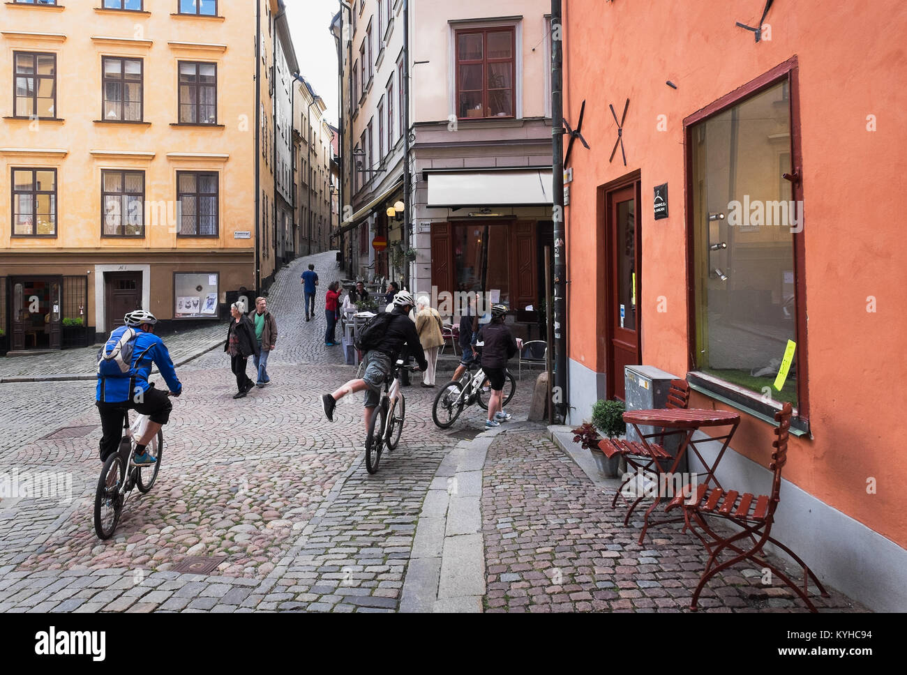 Stockholm, Schweden geführte Gruppe bike Tour durch die engen, kopfsteingepflasterten Gassen der malerischen Stadt Altstadt Gamla Stan, der Altstadt. Stockfoto