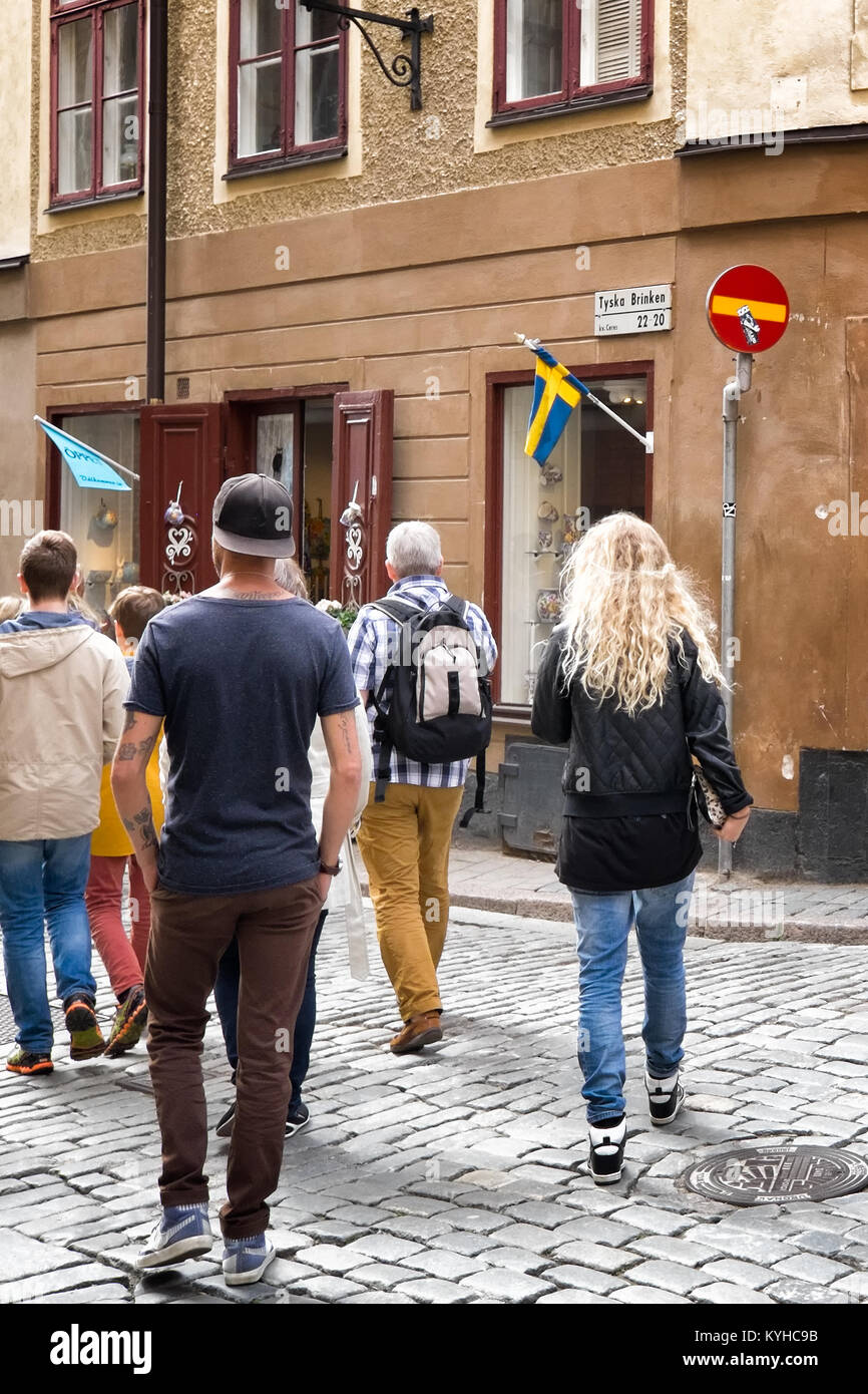 Stockholm Schweden Menschenmassen füllen die Gassen der malerischen Altstadt, Gamla Stan. Beliebtes Touristenziel. Vertikale Stockfoto