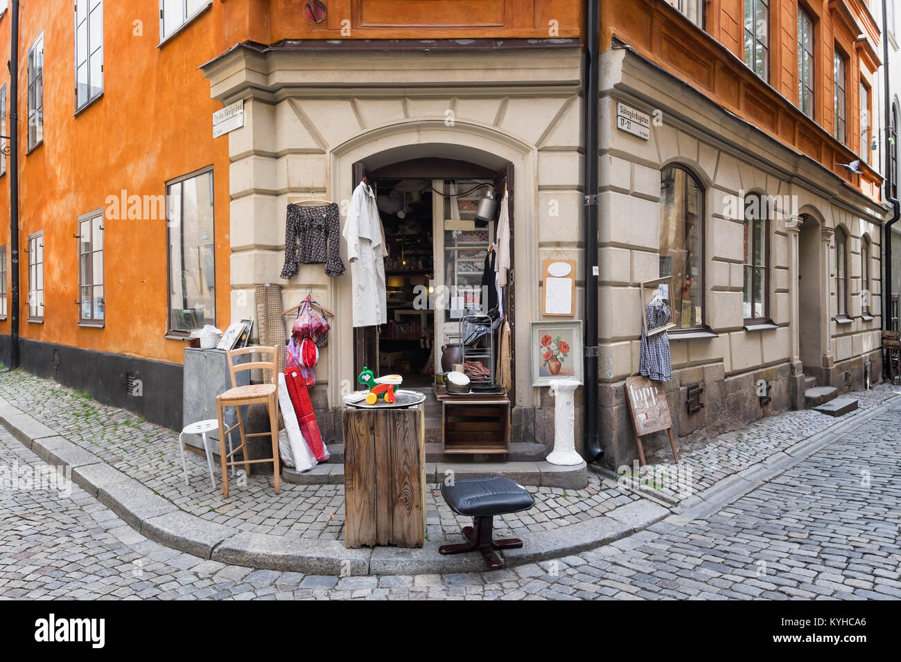 Stockholm Shop Verkauf von gebrauchten Vintage Kleidung und Hausrat auf dem Bürgersteig außerhalb angezeigt. Lage in der malerischen Gamla Stan oder die Alte Stadt Stockfoto