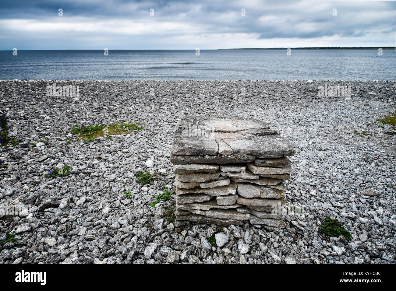 Steinplatten in ein Quadrat auf einem felsigen Strand in Schweden. Ostsee. Stürmischen Himmel. Stockfoto