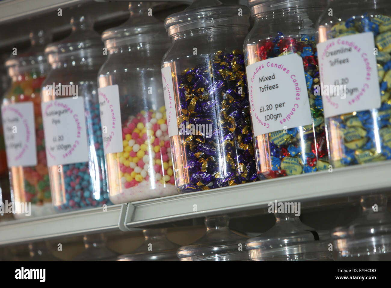 Allgemeine Aussicht auf leckere Spezialitäten in einer traditionellen Süßigkeiten Shop im Küstenort East Wittering, West Sussex, UK. Stockfoto