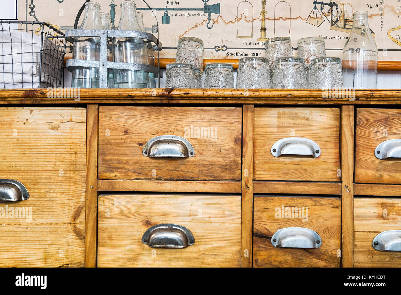 Schwedische antik Kiefer anrichte Schrank mit Schubladen mit Metall zieht. In einem Ambiente mit Gläser und Servietten auf verwendet. Stockfoto