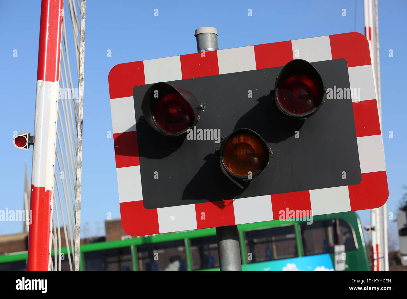 Nahaufnahme der Bahnübergang Warnleuchten in Chichester, West Sussex, UK. Stockfoto