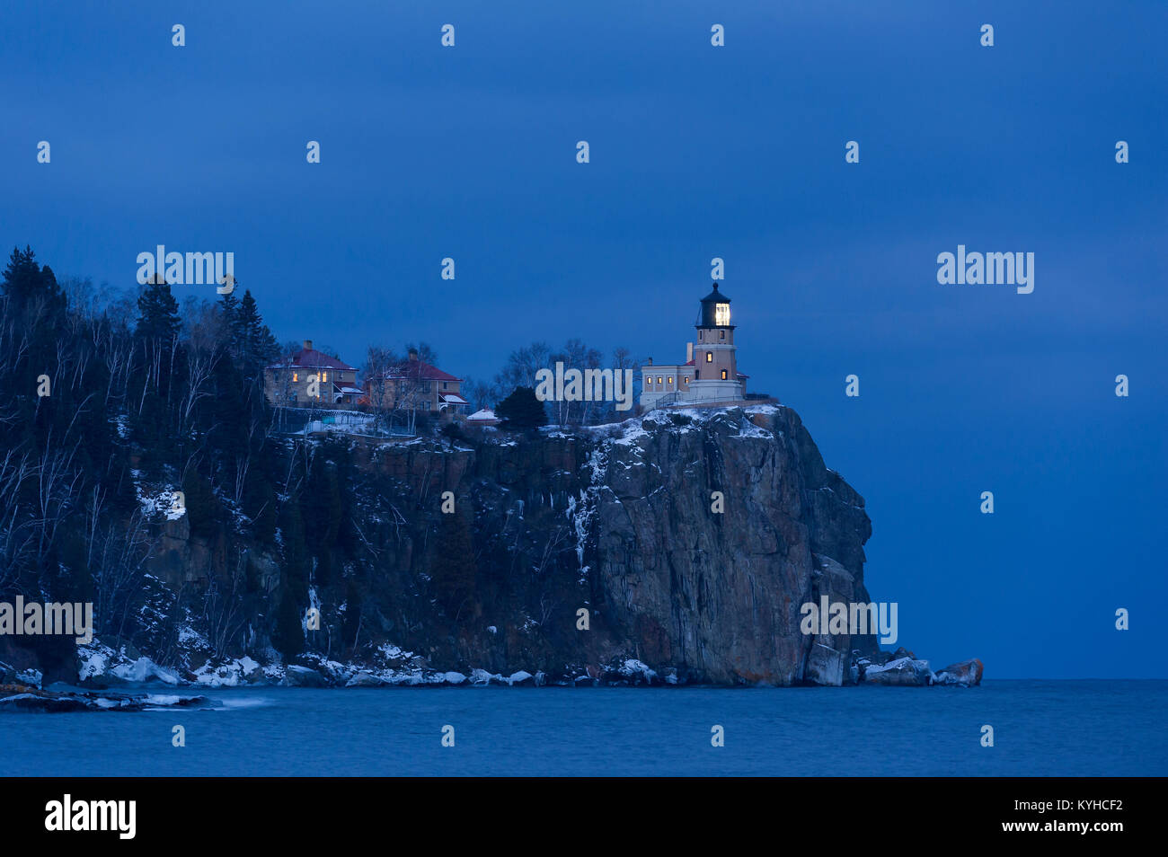 Split Rock Lighthouse in der Abenddämmerung. Split Rock Lighthouse State Park, Minnesota. Ende Januar, von Dominique Braud/Dembinsky Foto Assoc Stockfoto