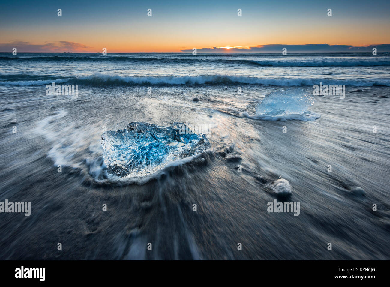 Sunrise, Eis Strand. Gletscherlagune Jokulsarlon. Island. Mitte November, von Dominique Braud/Dembinsky Foto Assoc Stockfoto