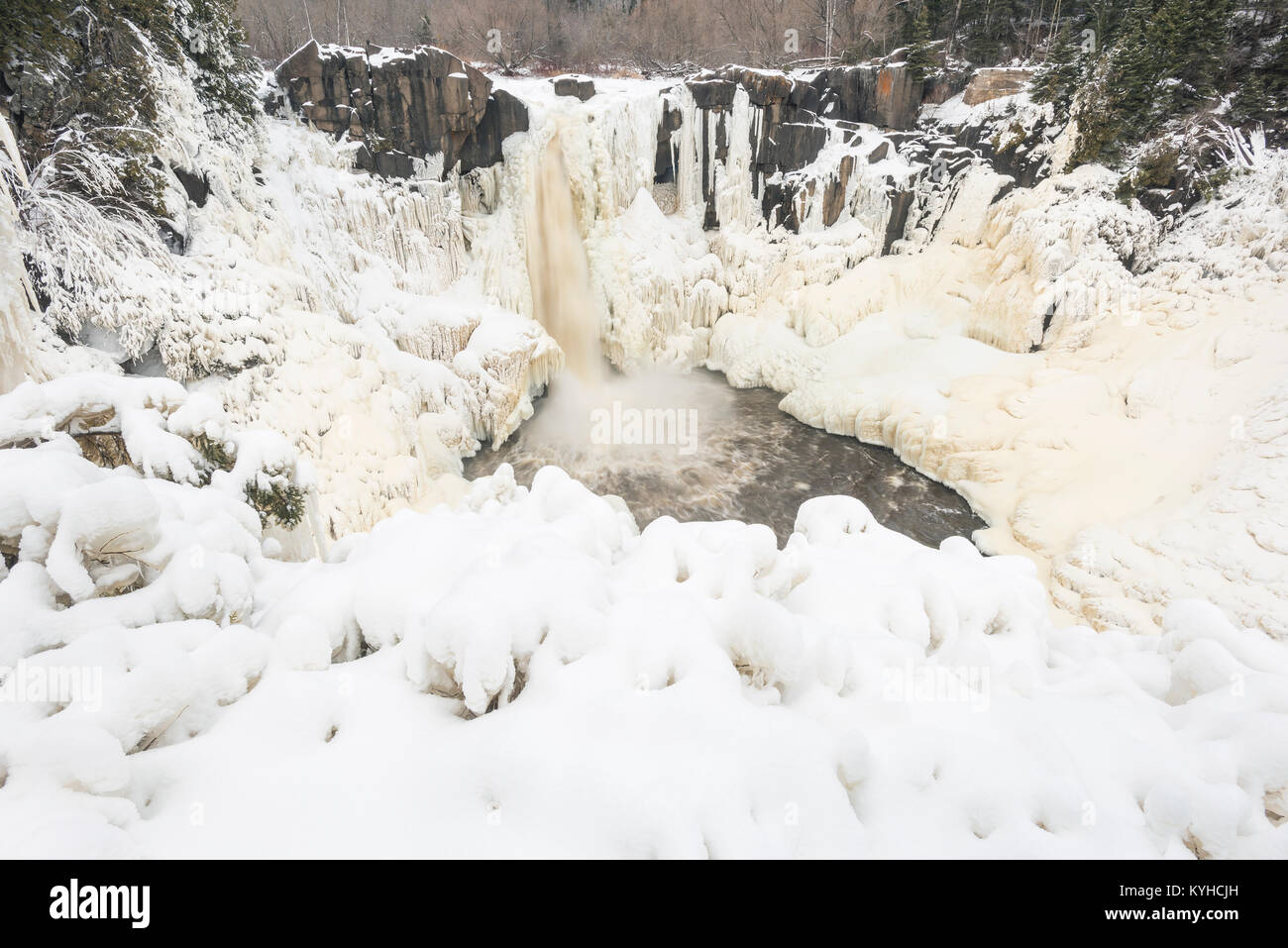Teilweise gefroren Taube fällt. Grand Portage State Park, MN, USA, Ende Dezember, von Dominique Braud/Dembinsky Foto Assoc Stockfoto