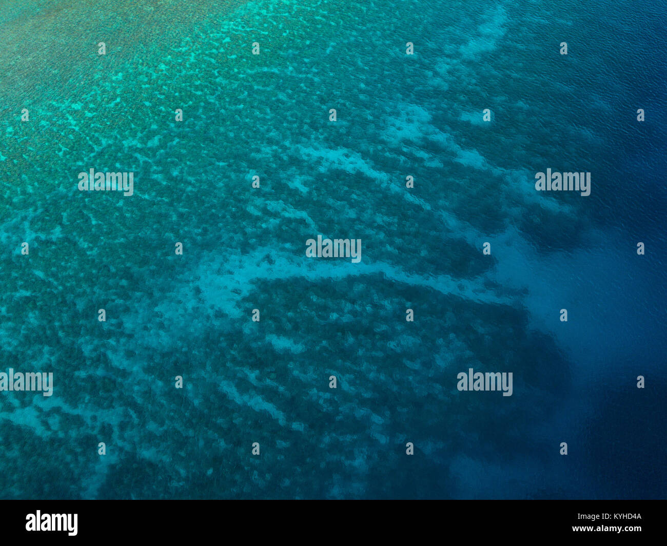 Drone Foto von flachen Korallenriff in tropischen blaues Wasser im Komodo National Park, Indonesia. Stockfoto