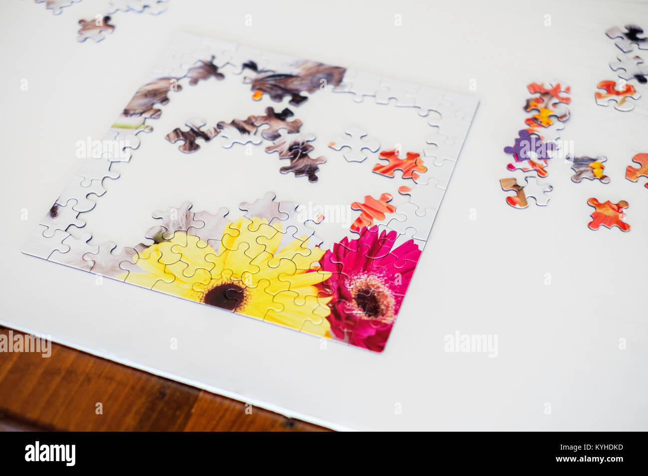 Ein Puzzle der Arbeit auf einem weißen Zeichenfläche. USA. Stockfoto