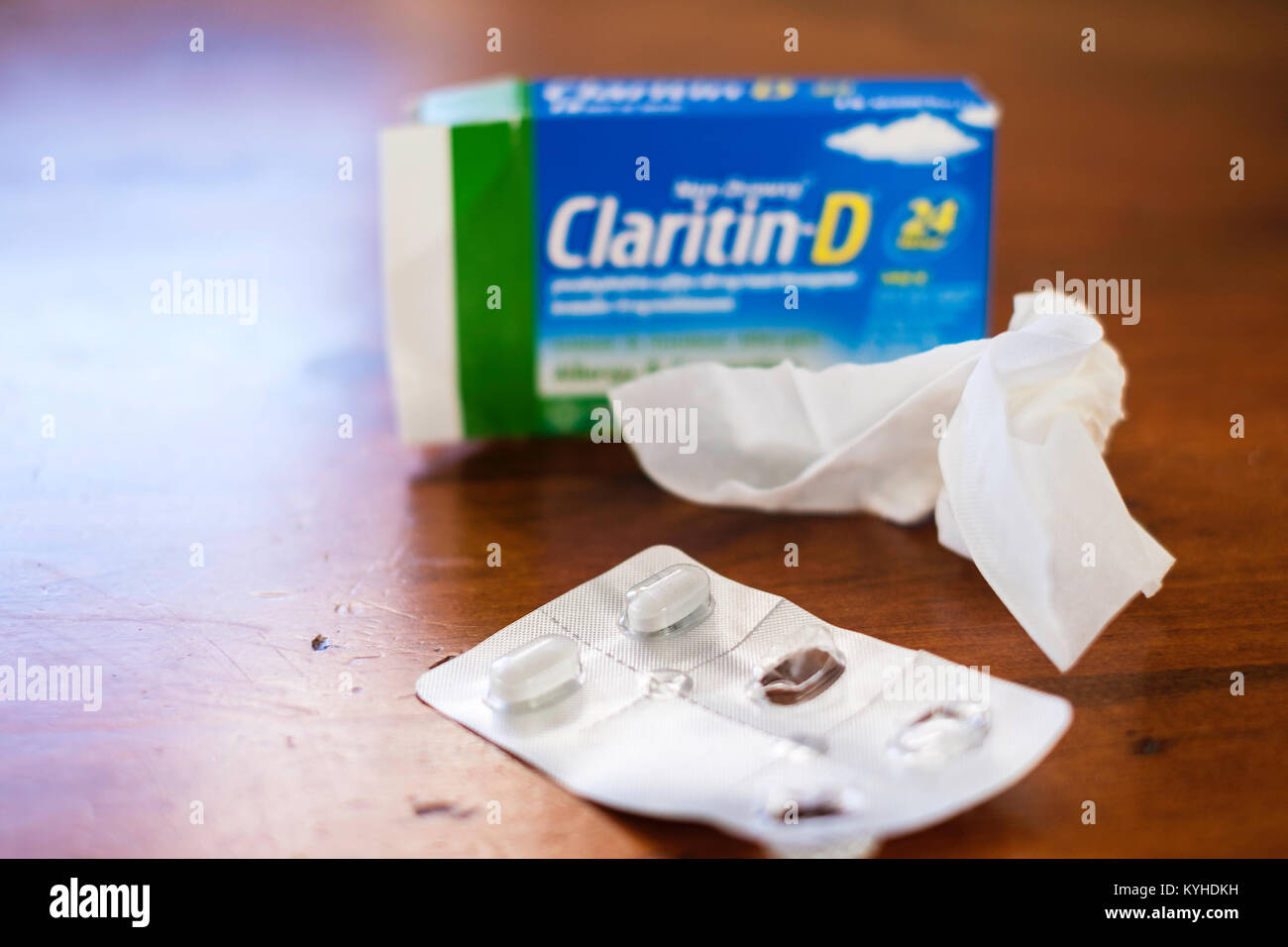 Ein offenes Feld von Claritin-D, einem Gewebe, und Claritin D-Blisterpackung. American, USA. Konzeptionelle für Krankheit. Stockfoto