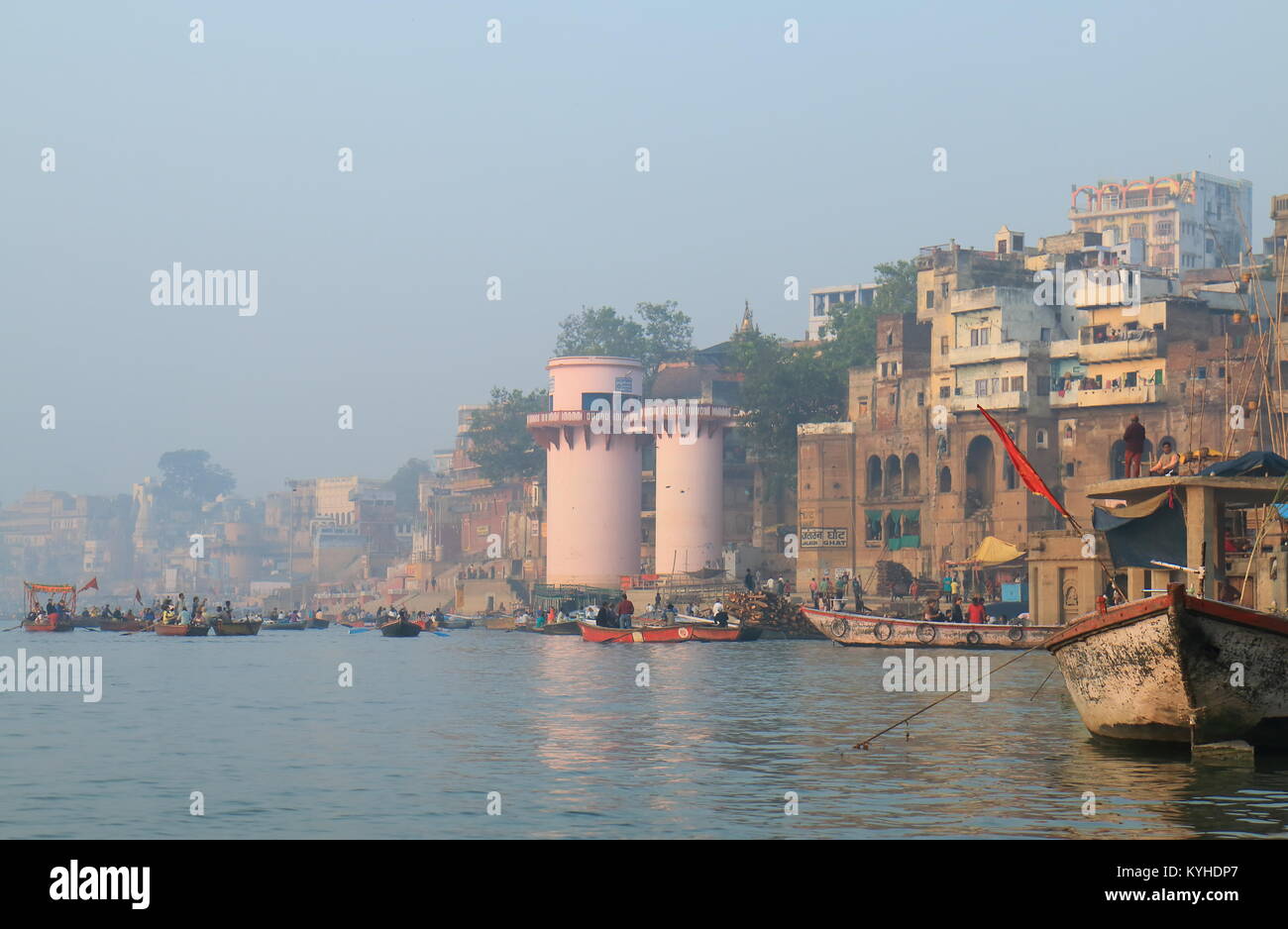 Menschen besuchen Ganges Ghat in Varanasi Indien. Stockfoto