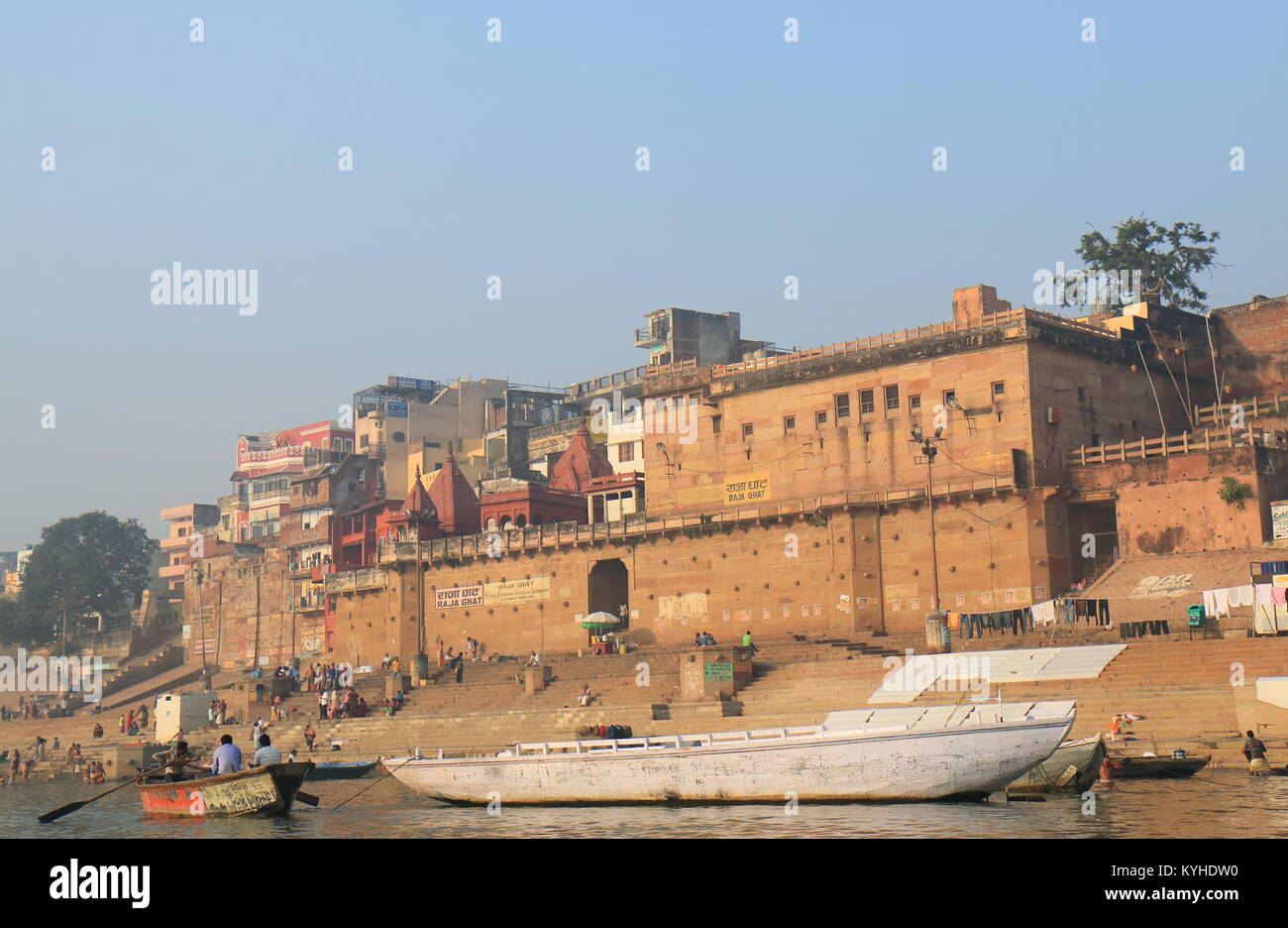 Menschen besuchen Ganges in Varanasi Indien Raja Ghat. Stockfoto