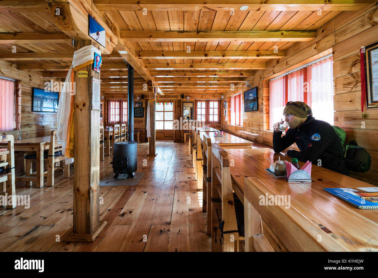 Aufenthalt in einem Teehaus beim Wandern auf dem Everest Base Camp / drei Pässe Trek in den Himalaya, Nepal Stockfoto