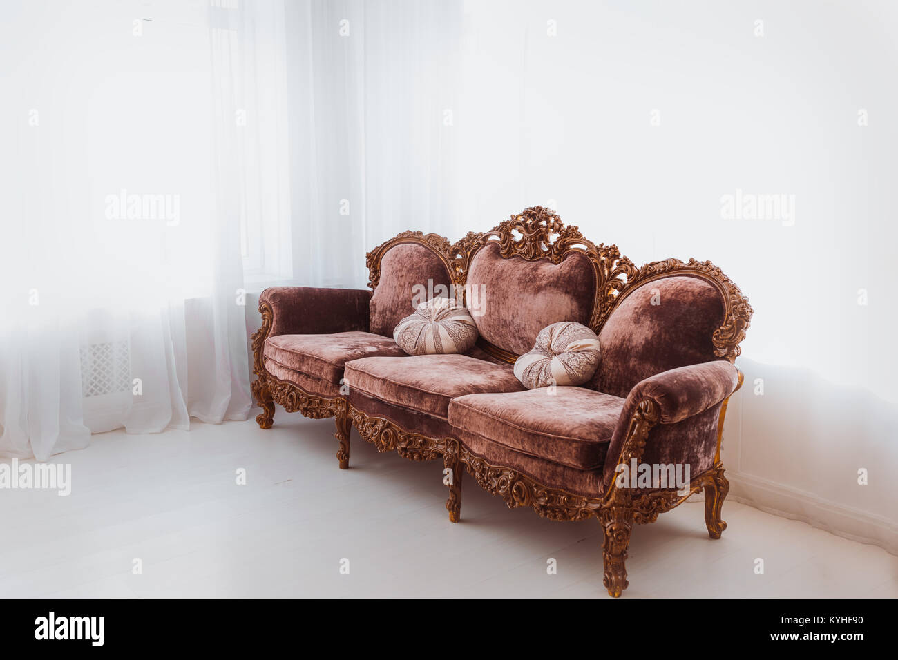 Braun Sofa in weißer Innenausstattung Stockfoto