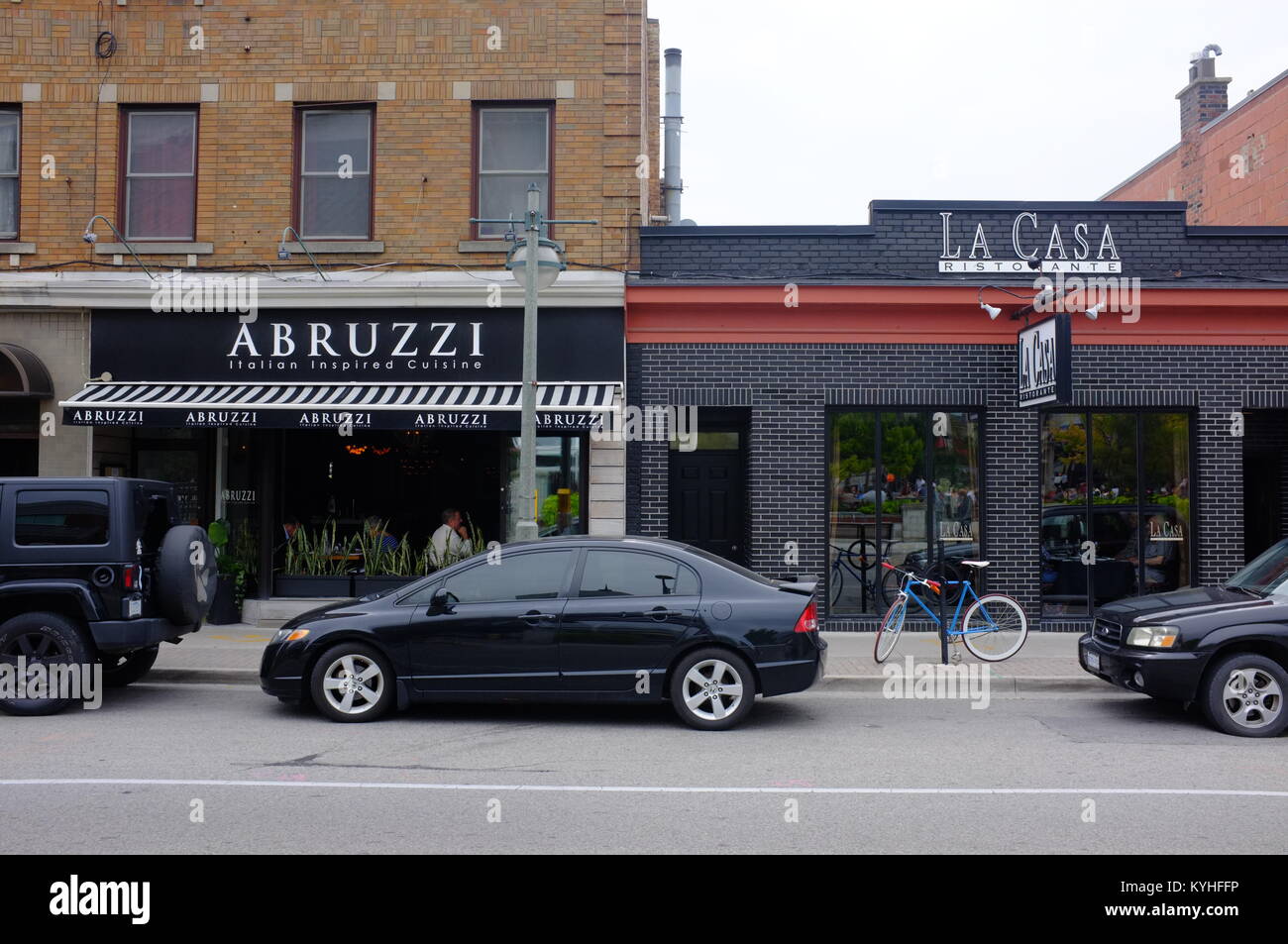 Geparkte Autos und Restaurants in der kanadischen Stadt London, Ontario. Stockfoto