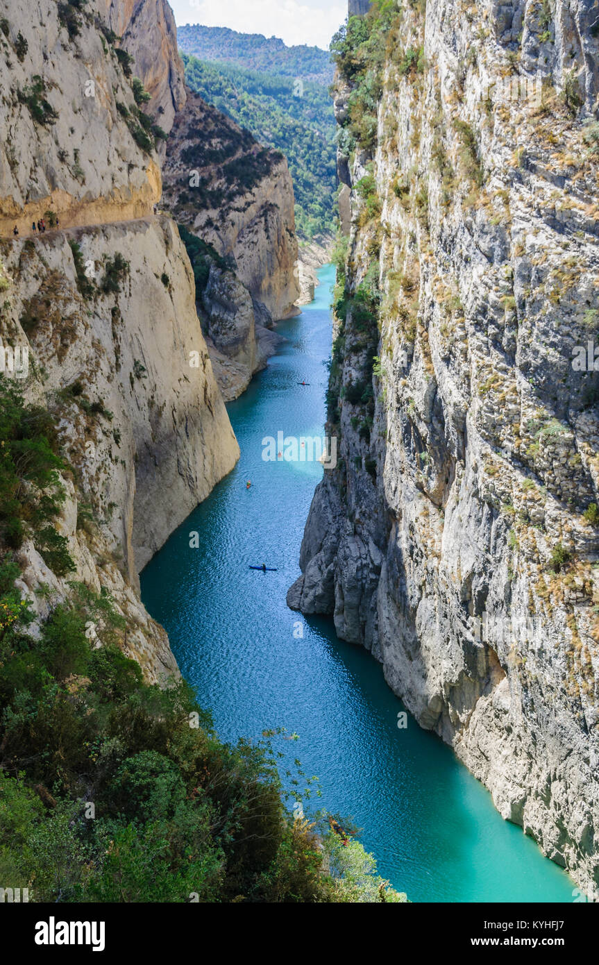 Luftaufnahme der Congost de Mont-rebei Gorge und Kajakfahrer in Katalonien, Spanien Stockfoto