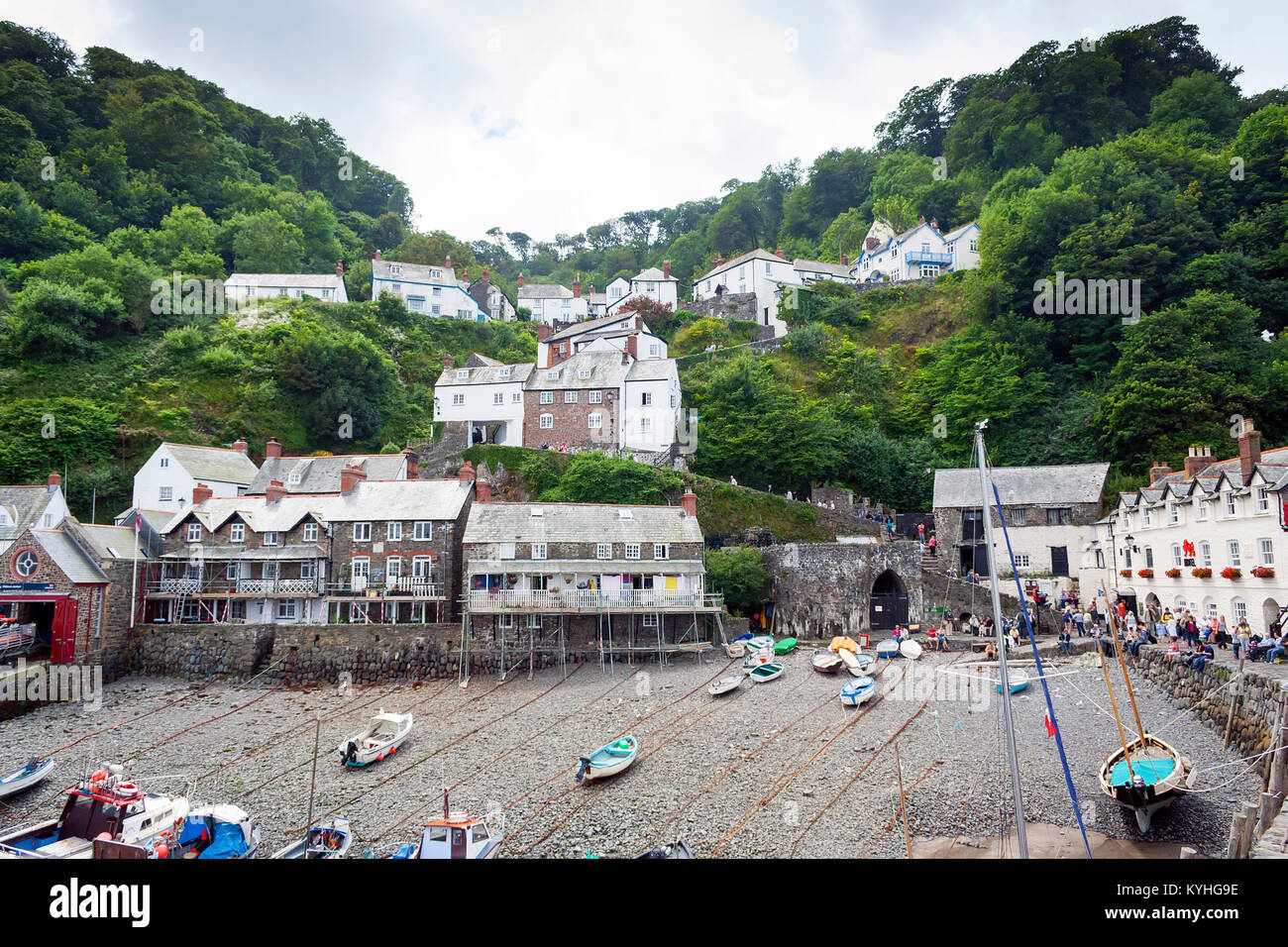 Clovelly, Devon, Großbritannien - 8. Juli 2008: Clovely hafen und Dorf in Devon mit Gebäuden bauen auf einem steilen gepflasterten Straße Stockfoto