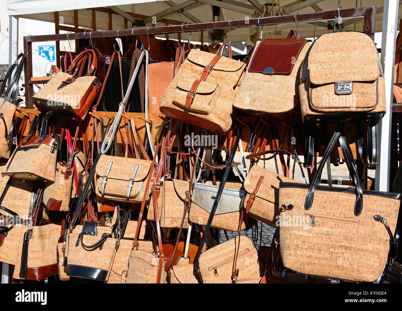 Cork Handtaschen auf der Anzeige für den Verkauf außerhalb ein Tourist Shop in der Altstadt, Albufeira, Algarve, Portugal, Europa. Stockfoto