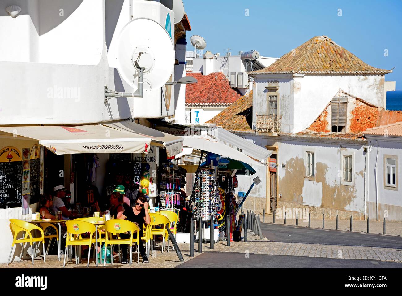 Touristen entspannen Sie an der Bar mit Touristen Geschäfte nach hinten in die Altstadt, Albufeira, Algarve, Portugal, Europa. Stockfoto