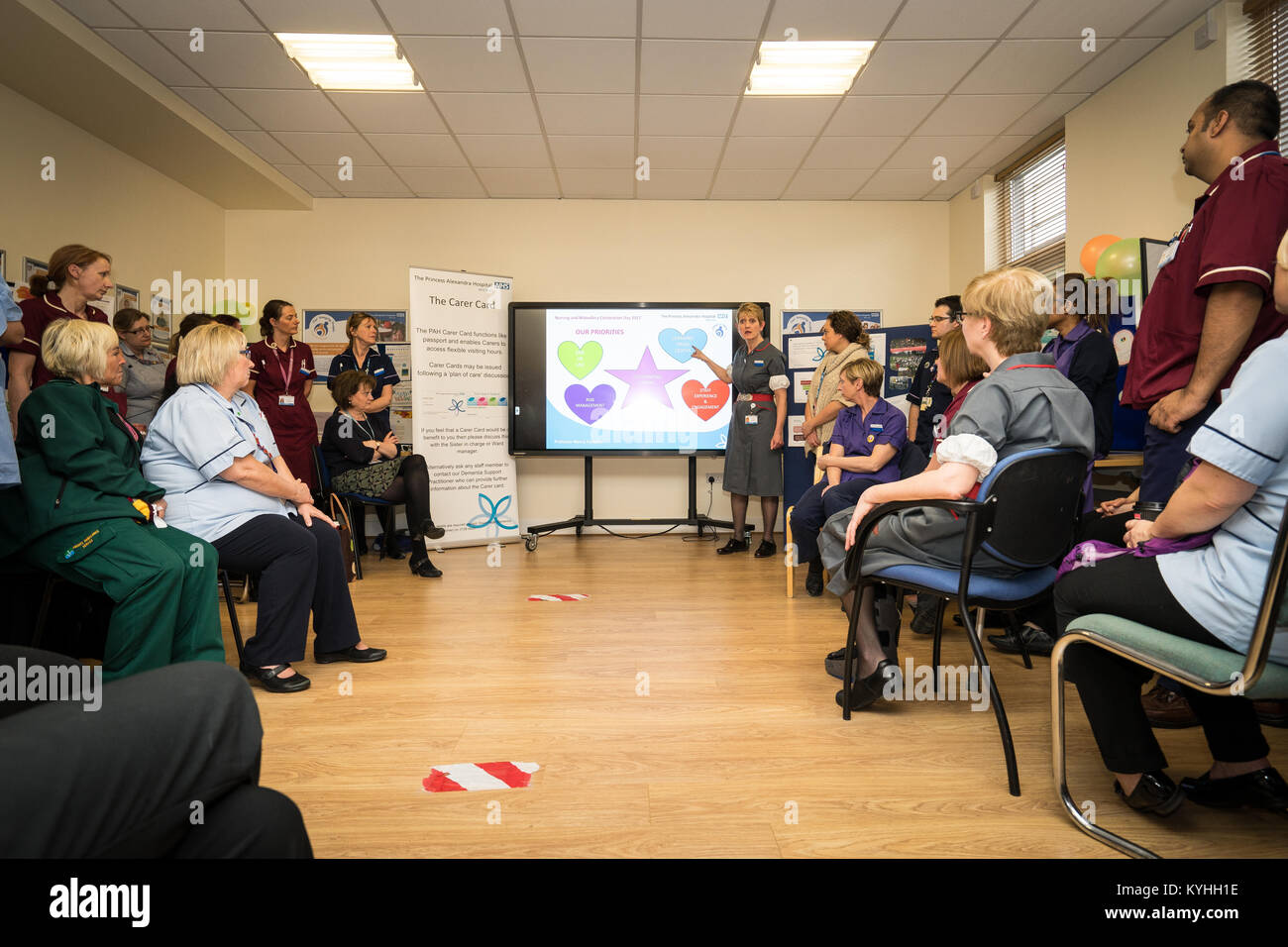 Die Princess Alexandra Hospital, Harlow, Krankenpflege und Geburtshilfe Feier Tag - Schulung und Information, UK. Pflegeperson Karte Präsentation - Dies ermöglicht Auto Stockfoto