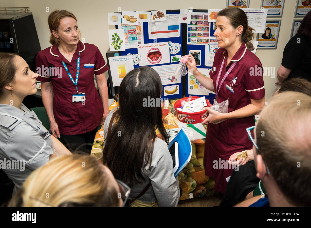 Die Princess Alexandra Hospital, Harlow, Krankenpflege und Geburtshilfe Feier Tag - Schulung und Information, UK. Mundhygiene Informationen Stockfoto