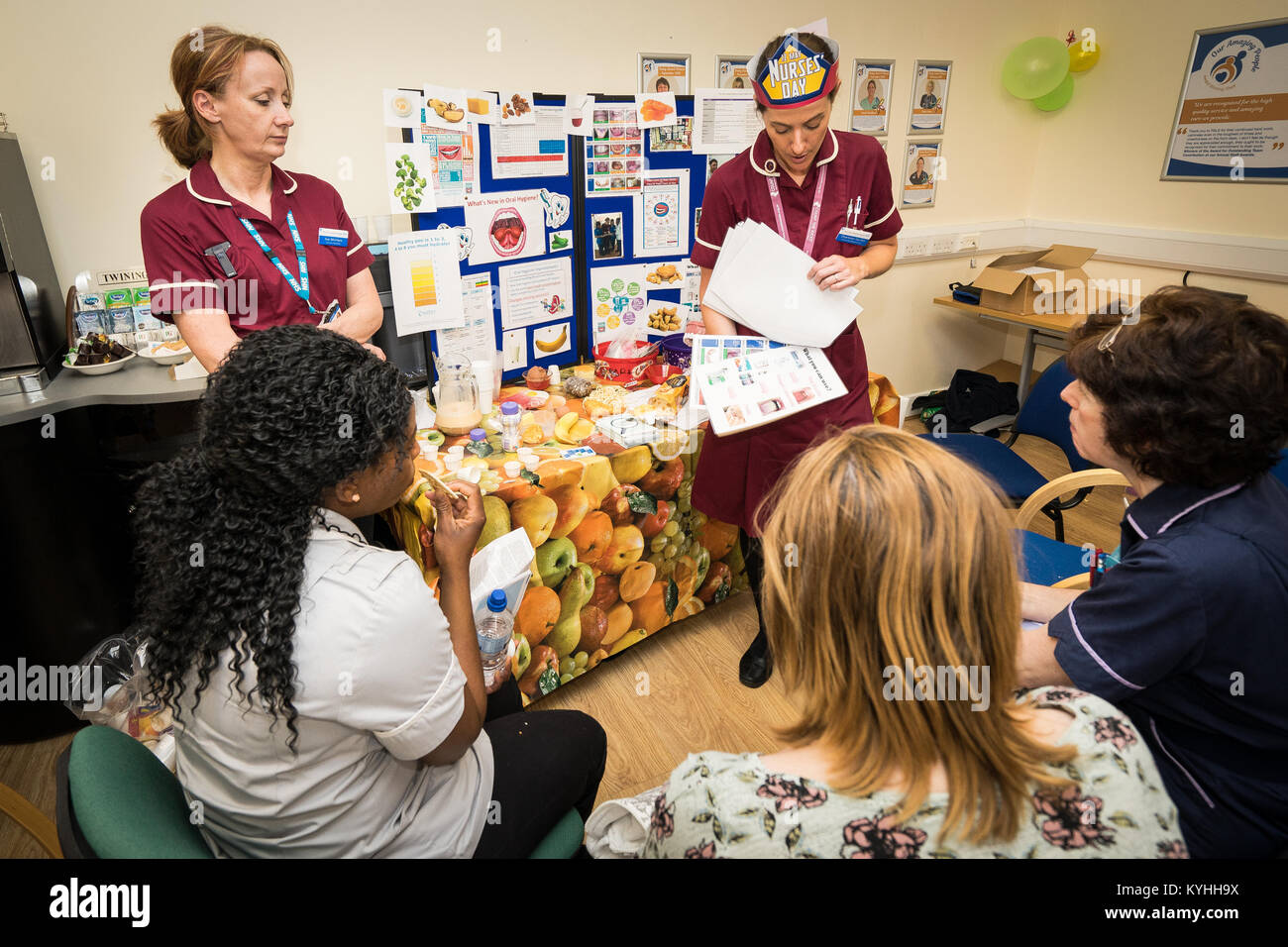 Die Princess Alexandra Hospital, Harlow, Krankenpflege und Geburtshilfe Feier Tag - Schulung und Information, UK. Mundhygiene Informationen Stockfoto