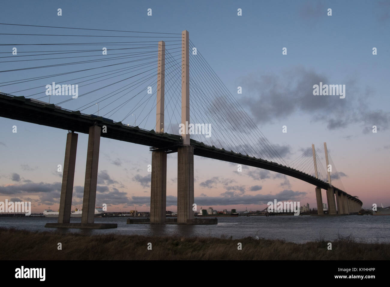 Die Queen Elizabeth II Brücke überquert den Fluss Thames Estuary die englischen Grafschaften von Essex und Kent zu verbinden. Stockfoto