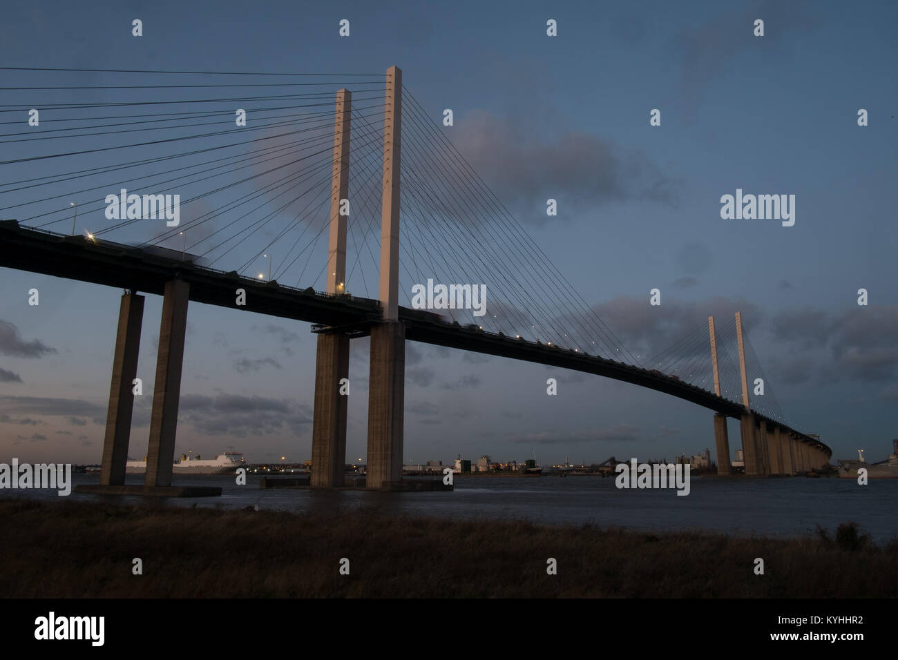 Die Queen Elizabeth II Brücke überquert den Fluss Thames Estuary die englischen Grafschaften von Essex und Kent zu verbinden. Stockfoto