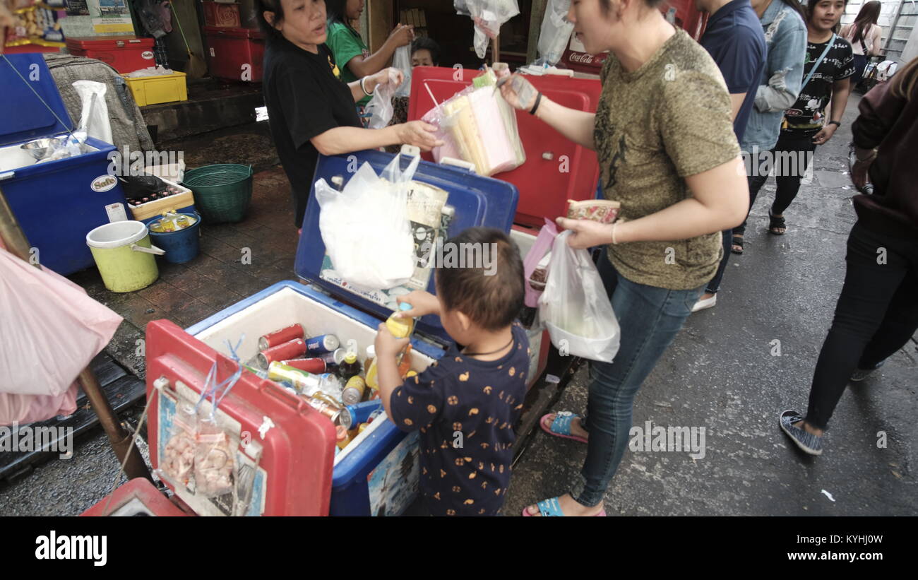 Kauf und Verkauf Transaktion läuft Geldbörse in der Hand die meisten gewöhnlichen Leute essen an den außerhalb Lebensmittel Straßenverkäufer in Bangkok Thailand Chatuchak Stockfoto