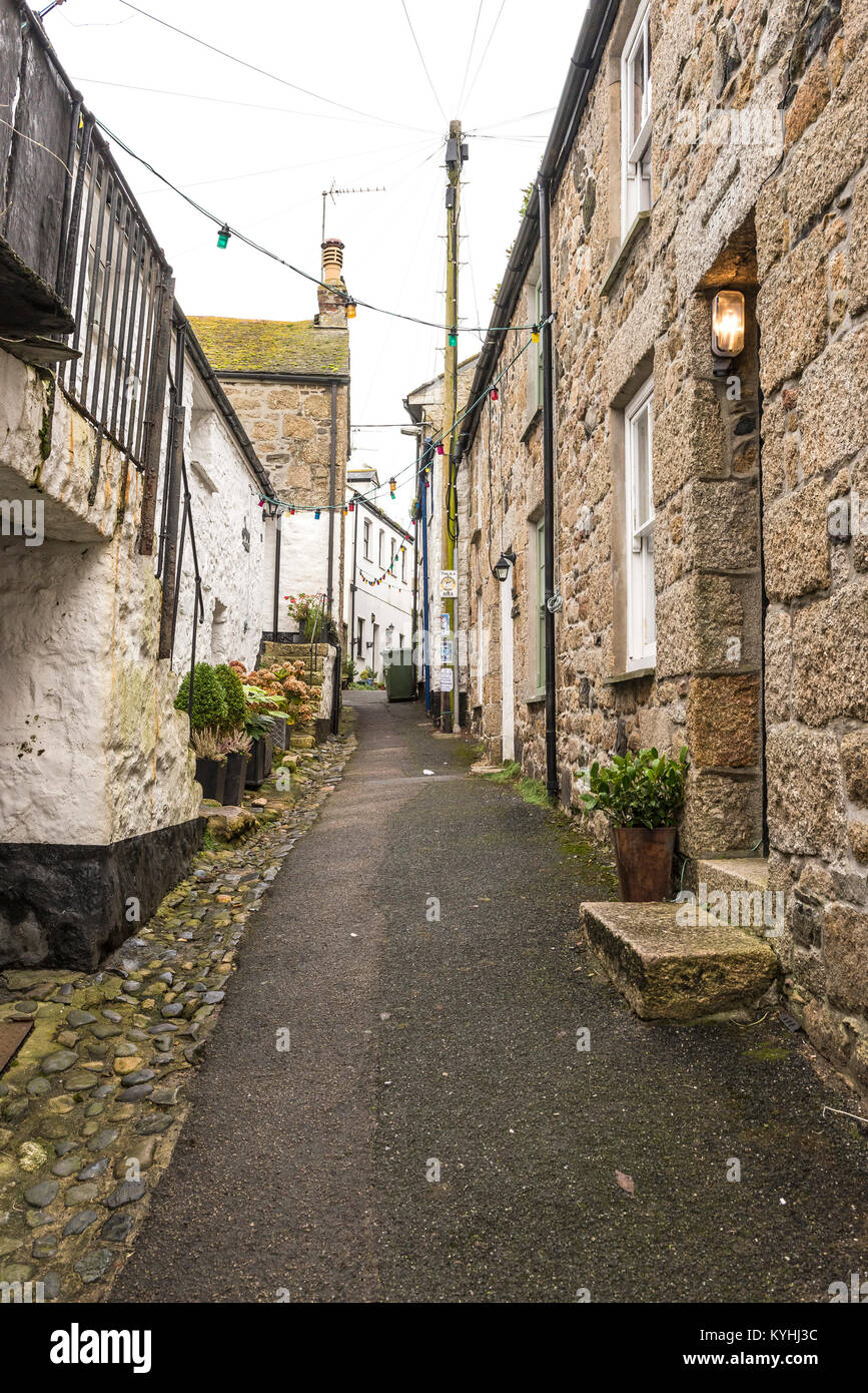 Mousehole - Duck Street einer malerischen Straße im Dorf an der Küste von Mousehole Cornwall. Stockfoto