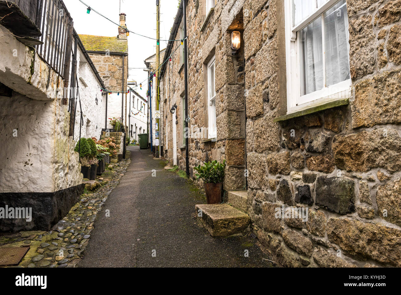 Mousehole - Duck Street einer malerischen Straße im Dorf an der Küste von Mousehole Cornwall. Stockfoto