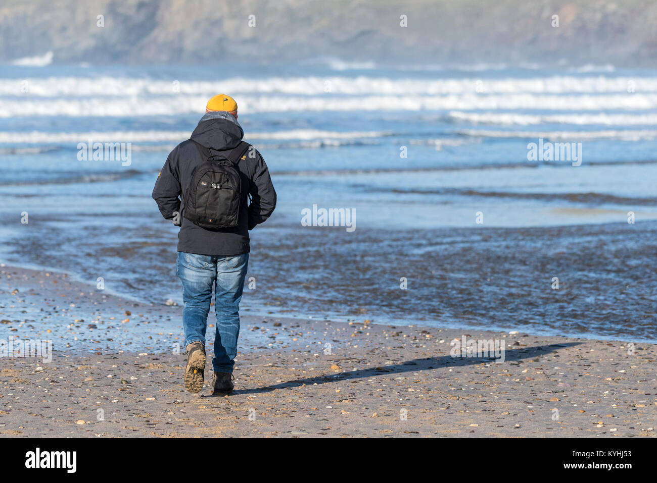 Polzeath Polzeath - ein Wanderer auf Strand an der Küste von North Cornwall. Stockfoto