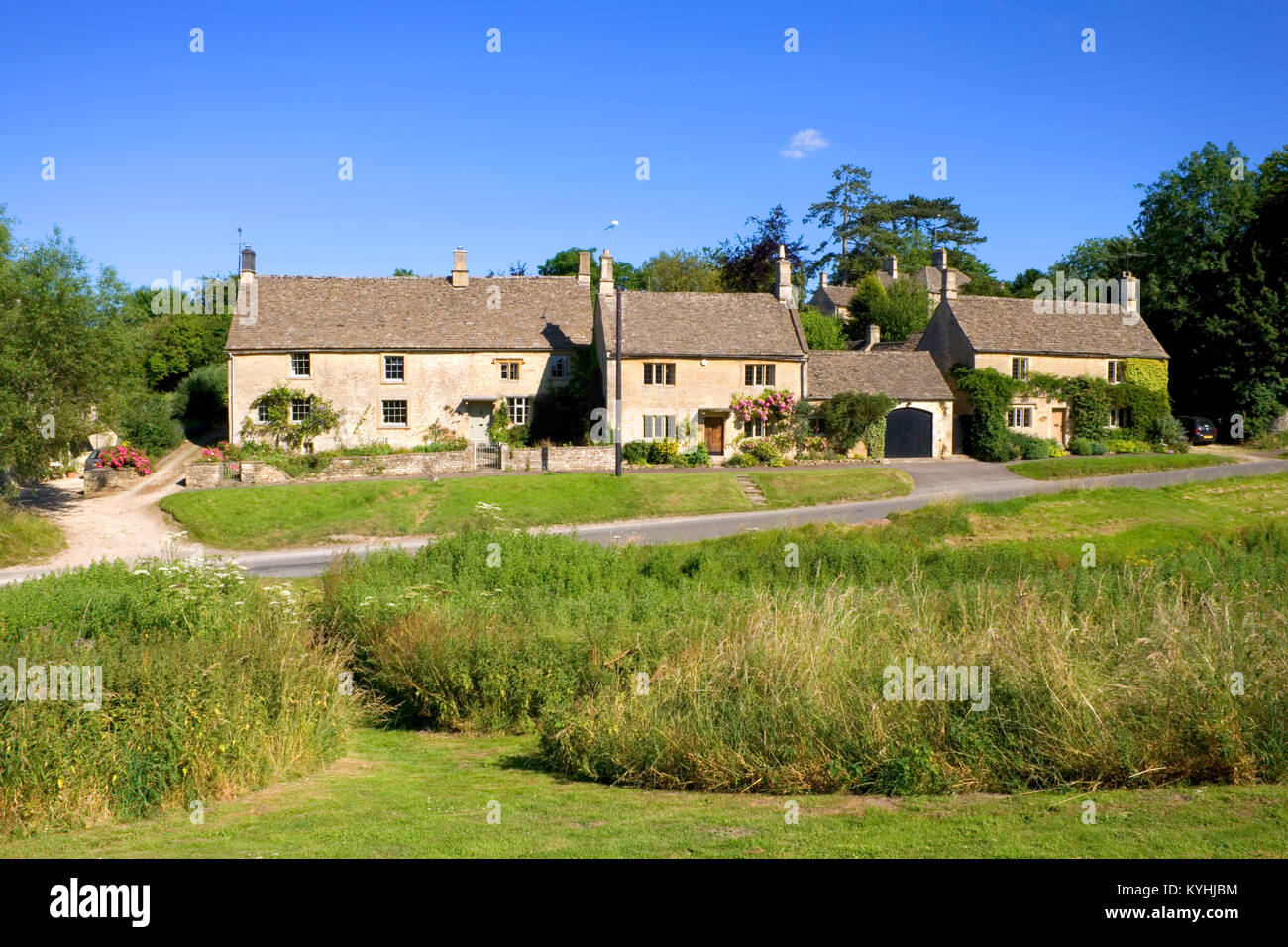 Eine Reihe von Steinhäusern im idyllischen Cotswold Weiler Little Barrington, Cotswolds, Oxfordshire, UK Stockfoto