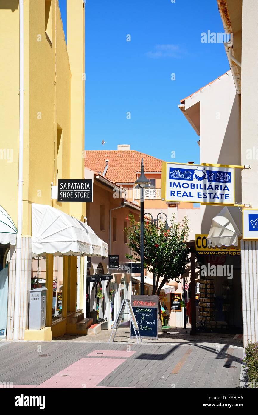 Blick entlang der Einkaufsstraße der Stadt, Vilamoura, Algarve, Portugal, Europa. Stockfoto