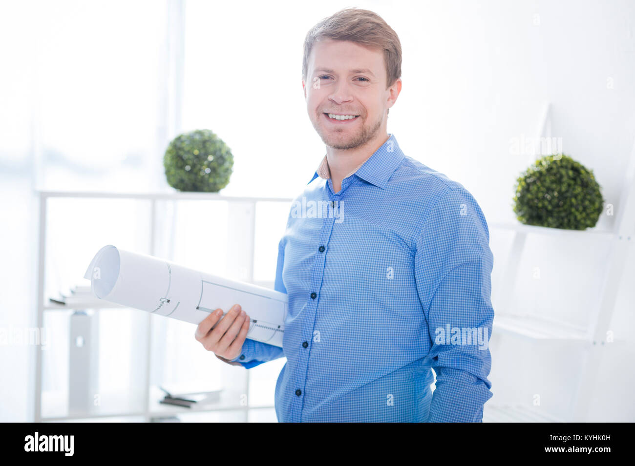 Junge optimistischer Mensch und lächelnd seine Zeichnung Stockfoto