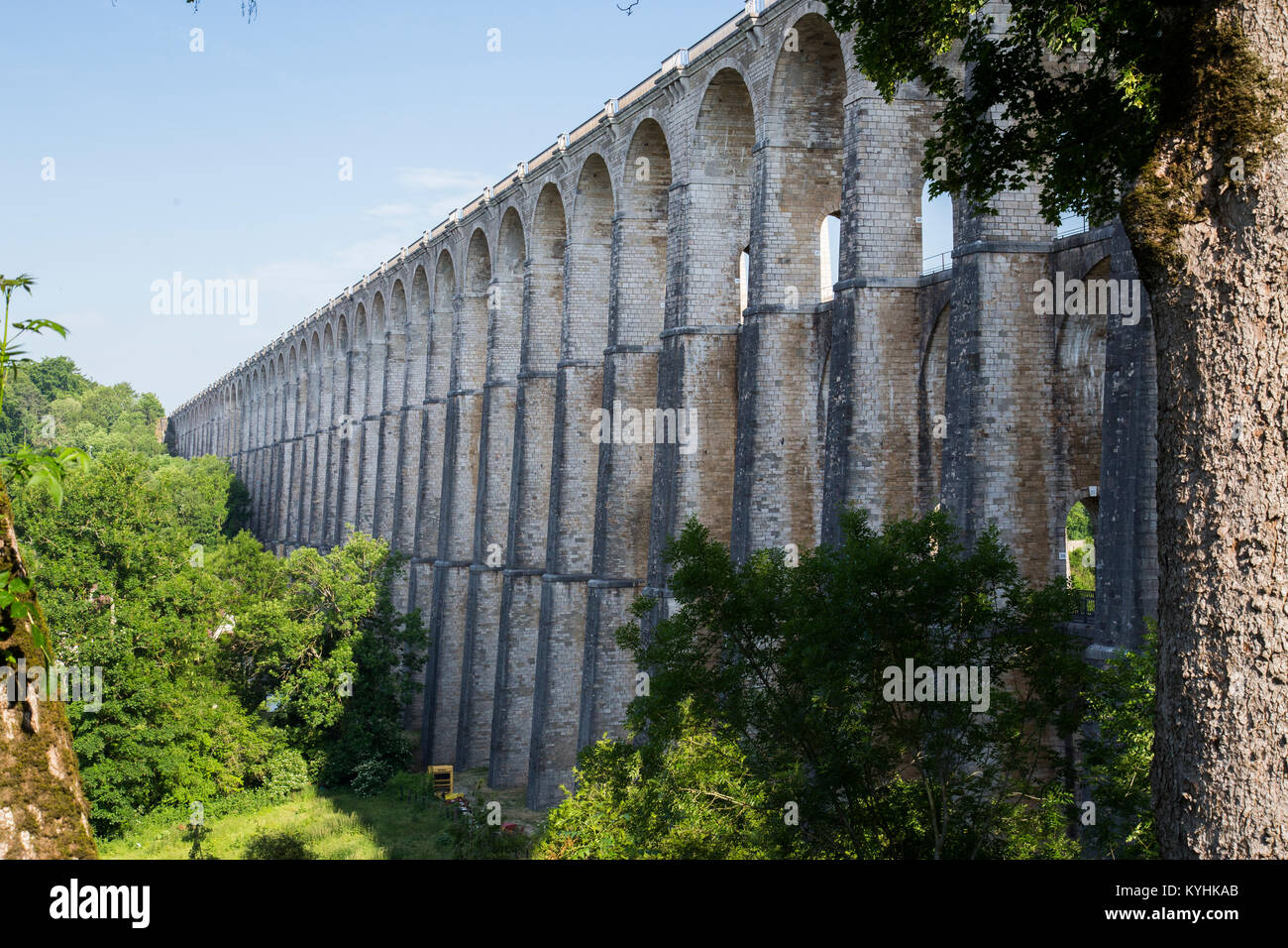 Frankreich, Haute-Marne (52), Chaumont, viaduc Ferroviaire et piétonnier de Chaumont du XIXe siècle // Frankreich, Haute-Marne, Chaumont, Chaumont Eisenbahn ein Stockfoto