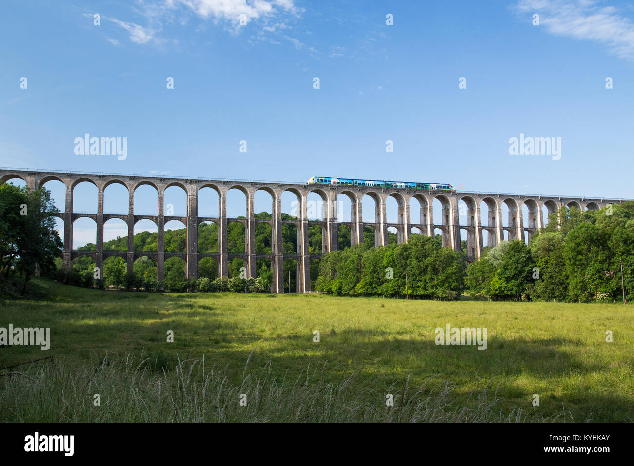 Frankreich, Haute-Marne (52), Chaumont, viaduc Ferroviaire et piétonnier de Chaumont du XIXe siècle // Frankreich, Haute-Marne, Chaumont, Chaumont Eisenbahn ein Stockfoto