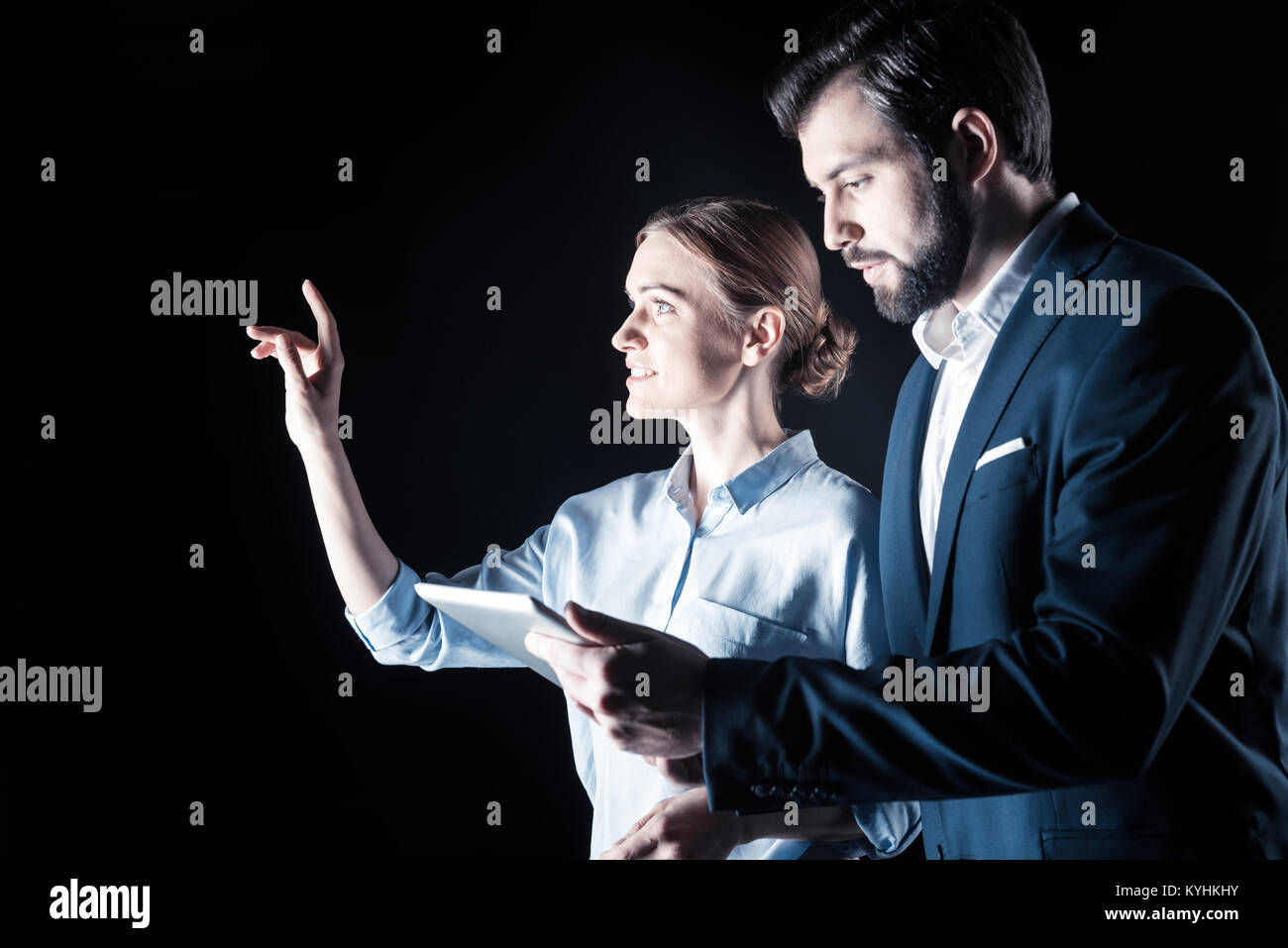 Ernsthafte stattlichen Geschäftsmanns, der mit seiner Kollegin Stockfoto